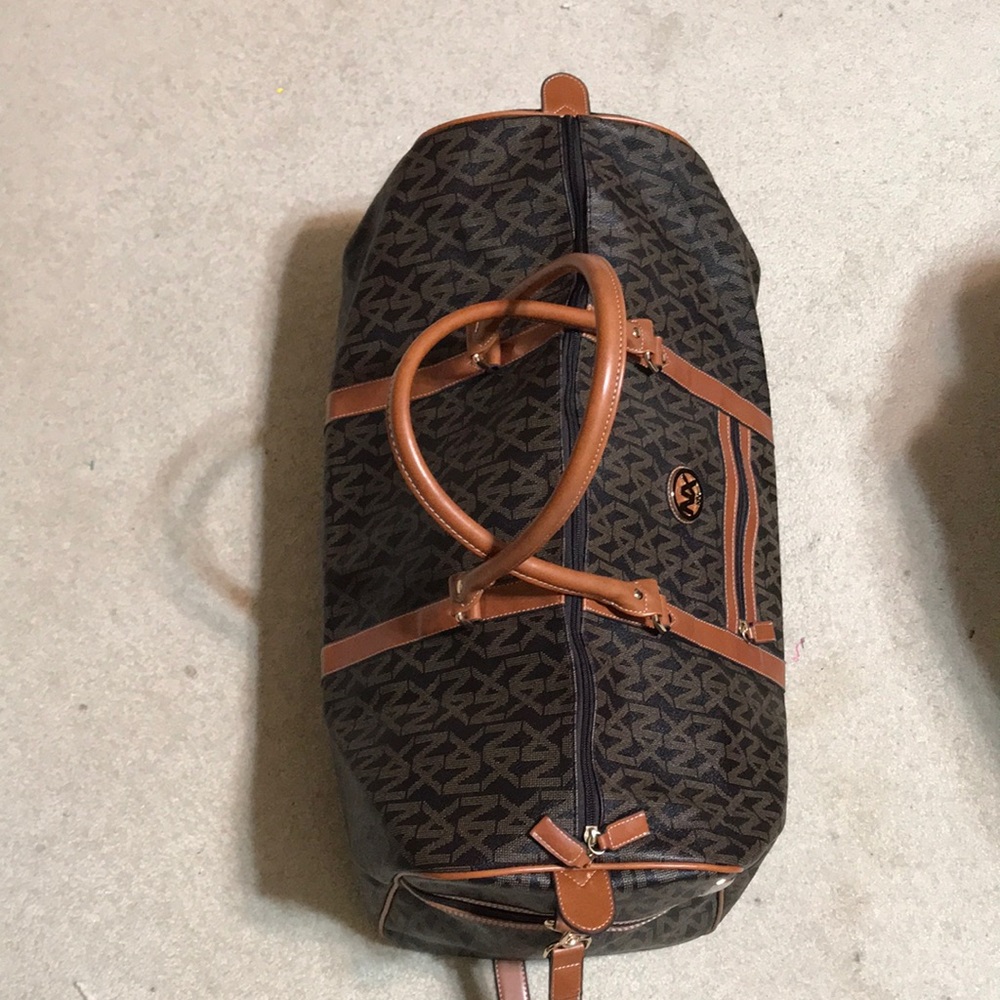 NX signature logo weekender, fully lined with inside zipper pocket. - Picture 2 of 9